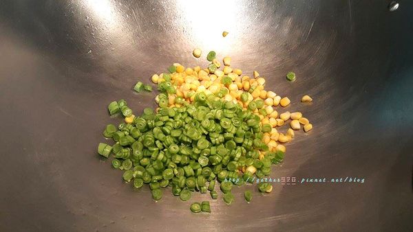 取炒菜鍋，放少許油 > 放玉米跟四季豆一起拌炒> 加少許鹽拌炒