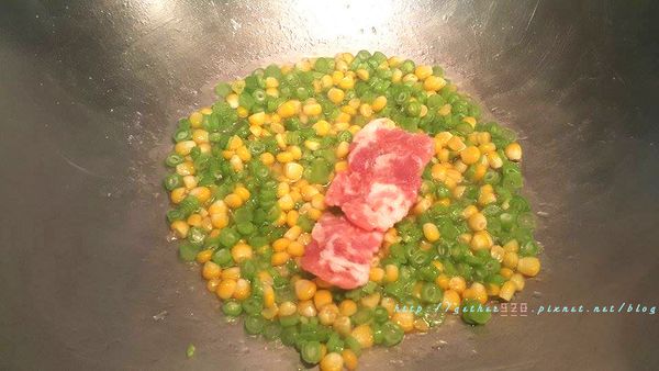 加適量開水> 放豬肉末下去一起煨煮至熟（需適時拌炒）