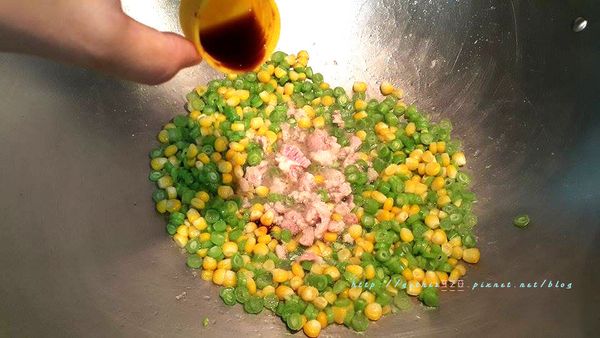 加適量白曝油（不到半瓶蓋）拌炒均勻> 煨煮至收汁 > 試味道（不夠再加少許鹽即可）