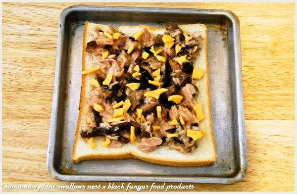 在土司片上，用刀子輕劃內四角形，再用湯匙逐一壓平，在吐司的內四小型中，放入上述醬料與撕成塊狀的起司片。