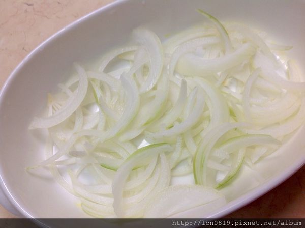 洋蔥切絲鋪底