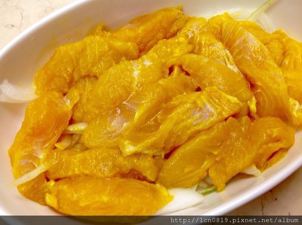魚切片，米酒、塩、薑黃粉、糖醃入味，擺上醃入味的魚塊，小烤箱轉1圈半，魚肉熟成