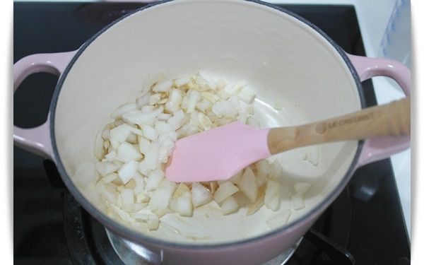 鍋中倒入些許油後放入洋蔥末拌炒~~