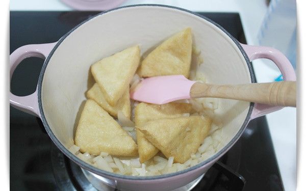 香氣出來後加入油豆腐一起拌炒!!讓油豆腐吸附洋蔥的香氣~~~