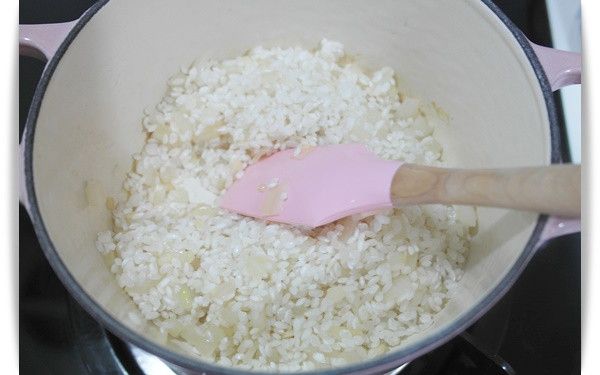 將油豆腐取出備用!!把米倒下去拌炒一下~~