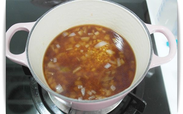 倒入所有調味料並且拌一拌~~蓋上鍋蓋水滾後轉小火約煮12分鐘..關火悶15分鐘!!!