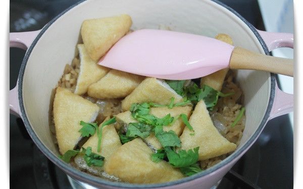 接著把對半切的油豆腐及香菜加入快速拌勻再悶約3分鐘即完成:)