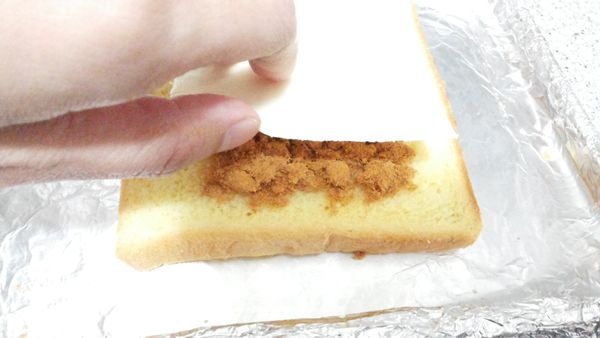 吐司中間舖上肉鬆…盡量起司片全蓋住肉鬆哦！(無蓋住肉鬆進烤箱會炒答啦！)