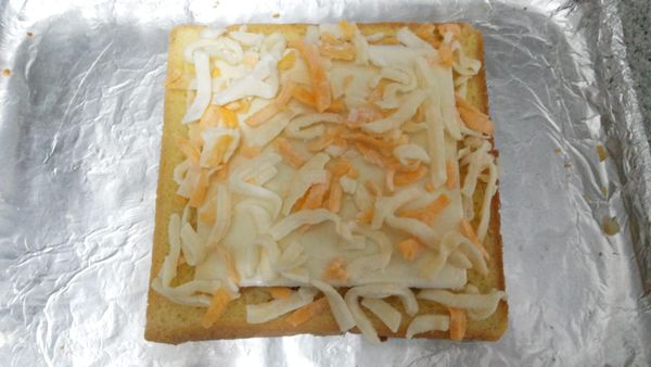 舖上適量乳酪絲…送入烤箱烤成金黃色即可~