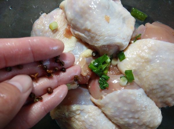 將花椒粒洗淨，放入碗內。