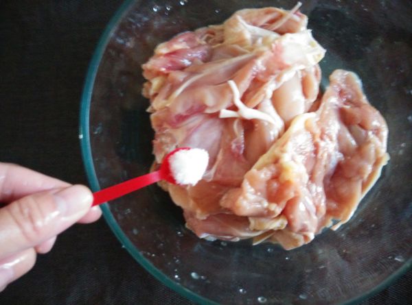 加入少許的鹽巴幫雞腿按摩一下。
