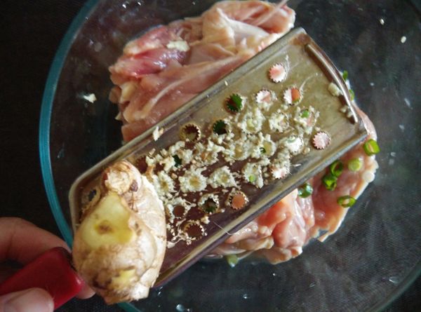 將薑洗淨，利用磨泥器磨出薑泥，放入碗內。