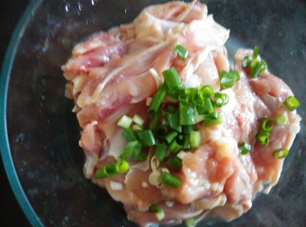 將青蔥洗淨，切成蔥花，放入1/3的蔥花量。