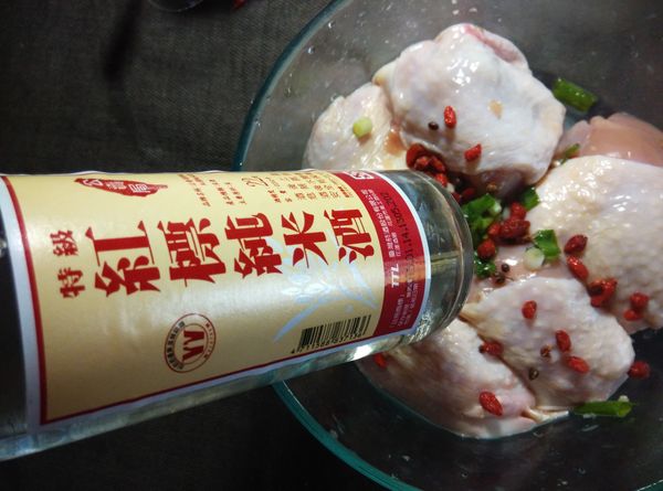 倒入100ml的台灣菸酒紅標純米料理米酒。