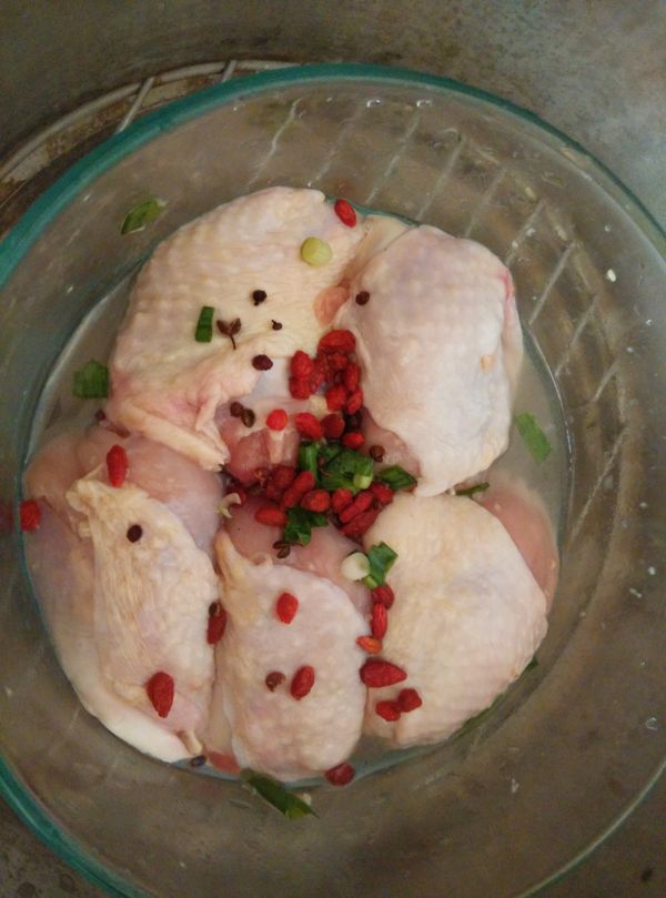 稍加醃一下，就將碗放入傳統電鍋內。