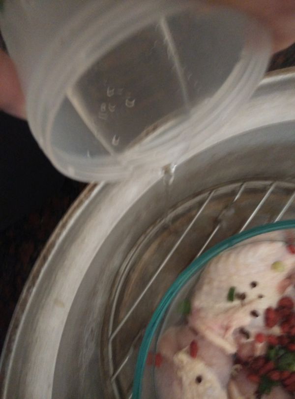 加入一杯的水份，蓋上蓋子，按下開關，待開關跳起來時，就可以上桌了，上桌前把剩下的蔥花灑在上頭。