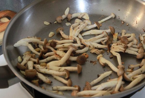 鍋加橄欖油炒香蒜末，加入好菇道鴻喜菇、黑胡椒、鹽、乾燥洋香菜調味炒香。