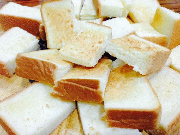 吐司或法國麵包稍微烤熟切塊
