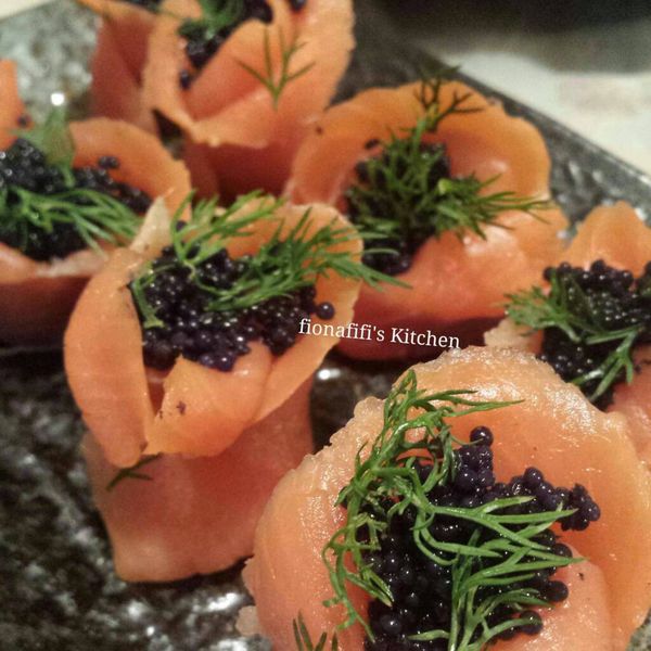 加上青青的蒔蘿及黑胡椒碎, 即成鮭魚配黑魚子