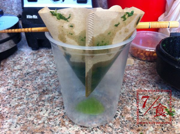 將西芹泥放進咖啡的濾紙中，放進冰箱讓油滴出，冰箱的冷度可維持西芹油的鮮綠。