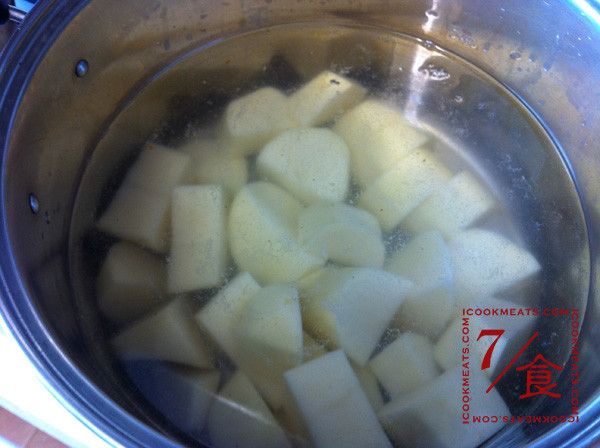 馬鈴薯去皮切塊，放進鍋中，加入超過馬鈴薯約2公分的冷水，以及大量鹽巴至海水的鹹度，中火煮至馬鈴薯熟透。煮馬鈴薯的火力大小需控制在起泡但是不沸騰，滾水會破壞馬鈴薯的細胞組織，吃起來就會水水的。