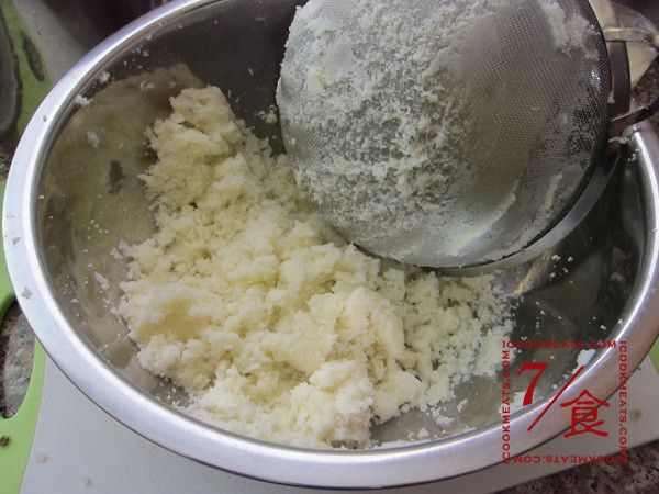 馬鈴薯熟透後，用小格子的濾網擠壓成泥。薯泥不可用調理機或果汁機打，攪拌過度的薯泥會產生黏性，變成類似糯米的口感，吃起來就不膨鬆了。