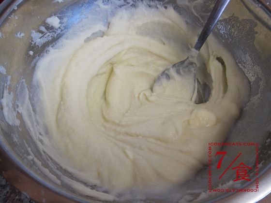 在薯泥中放進切塊的牛油，並分次緩緩加入熱牛奶/奶油，拌勻後加鹽調味。調好的薯泥可放回煮牛奶/奶油的鍋中，用極小火保溫，只要記得不時的攪拌避免煮焦即可。