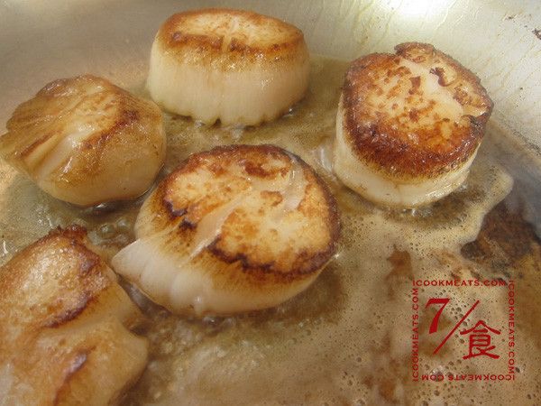 在第二個鍋子的牛油完全溶化後，放進灑上鹽巴的干貝，煎至表面呈現金黃色，約3分鐘。干貝表面煎熟後會自動釋放，如果在熟透前硬去翻面或移動的話就會沾鍋，在這裡千萬要有耐心才行。翻面後同樣再煎3分鐘，至表面呈現金黃色。