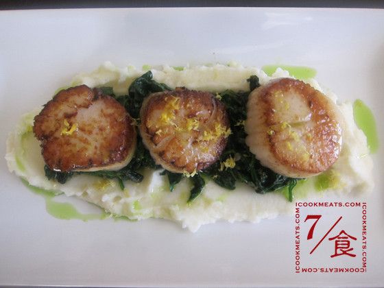 最後盛盤，先鋪上一層薯泥，在薯泥中央鋪上一層炒波菜，放上煎好的干貝，在干貝上灑一點檸檬皮及檸檬汁，最後在薯泥四周淋上一點西芹油。