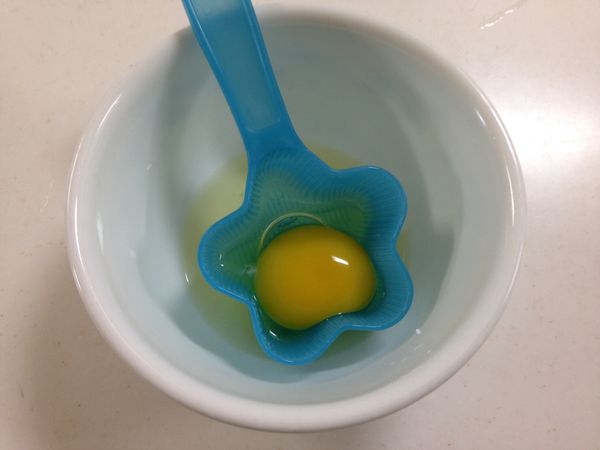 準備蛋黃一顆