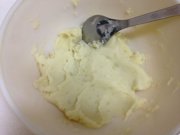 烤箱190度預熱，再將馬鈴薯搗成泥。