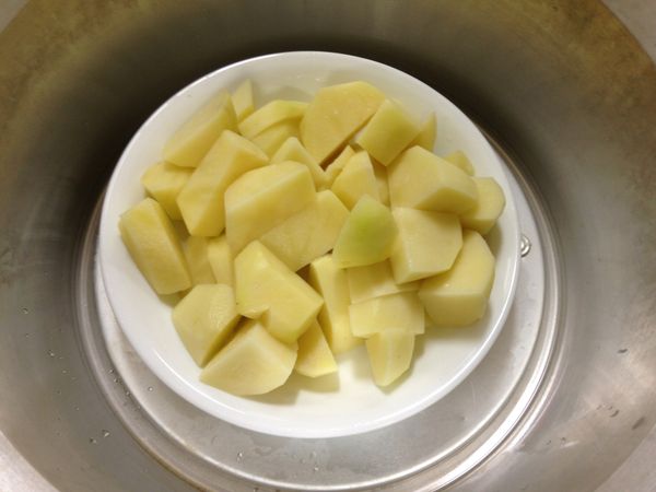 馬鈴薯去皮切小塊蒸熟或煮熟，用大同電鍋的話外鍋放1.5杯水蒸煮。