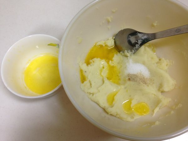 成泥後加入蛋、鹽、胡椒粉跟2/3的奶油攪拌均勻。