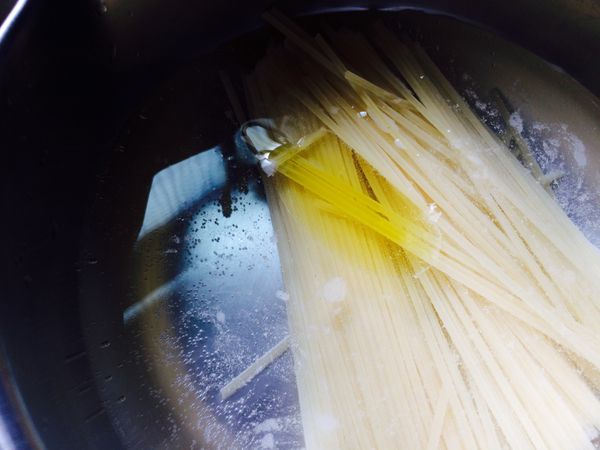 把麵折ㄧ半後丟到鍋中，水大概淹過麵即可，加上些許橄欖油後讓它中火慢煮。