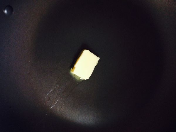 奶油放平底鍋開小火