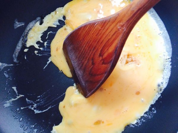 蛋倒入後開大火，喇ㄧ下蛋 大概30秒ok!!