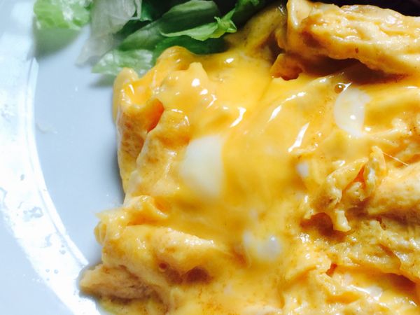 大概這樣就放入盤中。炒蛋完成！