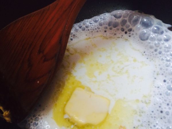 在炒好蛋之後麵就差不多好了，開小火！放入奶油和牛奶。