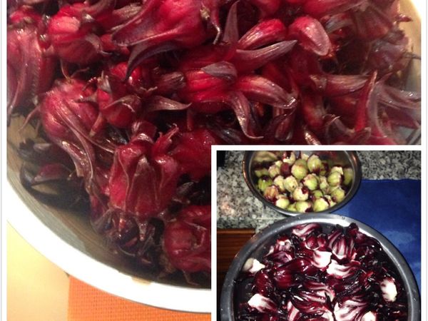 用滾水將罐子和蓋子沖一下後倒扣晾乾備用。
將新鮮洛神花的花瓣和籽分開，處理方式很簡單，用廚用剪刀，剪掉蒂頭，接著順著花瓣切口到蒂頭垂直輕剪一刀，另一對邊也剪一刀，就可以輕易的像剝橘子皮一樣將花瓣和籽分開。