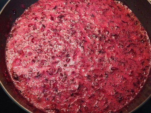 將花瓣和糖倒入鍋中，蓋鍋蓋小火慢煮，三不五時打開翻攪一下，直到糖溶化，開蓋小火慢煮約30分鐘