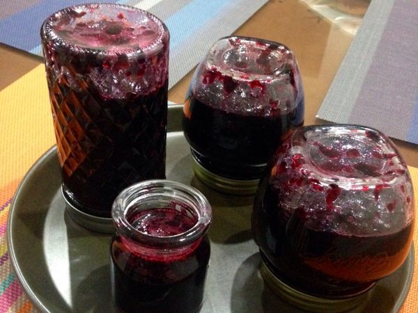 裝瓶8分滿，蓋蓋子倒放到降溫即可。但沒有真空蓋的罐子則不需蓋蓋子，放涼後封蓋放入冰箱保存，並儘快用完。