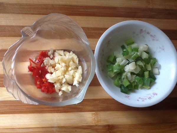 2.蒜頭、辣椒切末，青蔥切蔥花。