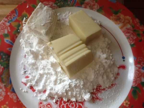 4.將豆腐四面裹上乾太白粉。