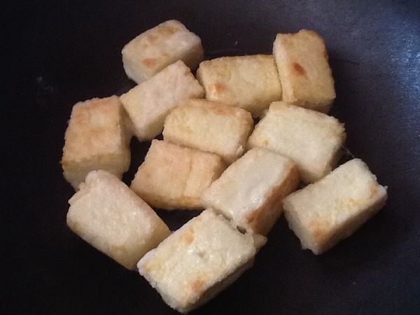 5.用平底鍋，開中小火，加入少許油，油熱後放入豆腐，
   將四面煎至金黃色（適時的翻面）即可起鍋。