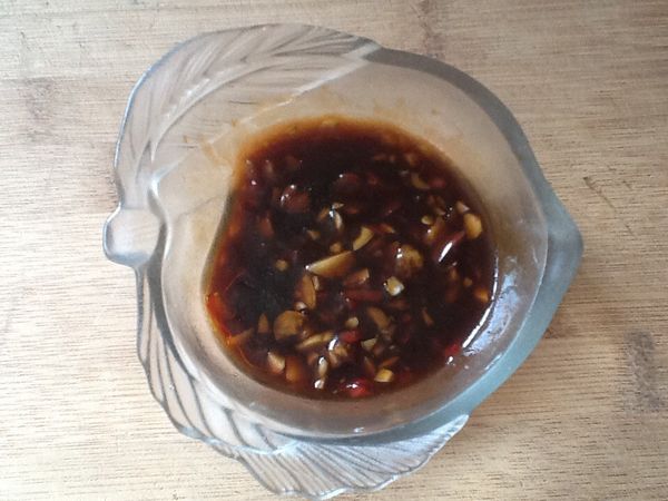 6.煎豆腐等待的同時，即可調沾醬，將所有[沾醬]食材攪拌
  均勻即可。（青蔥亦可最後再加）