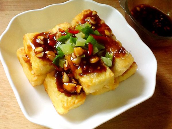 7.再把沾醬淋於煎好的豆腐上即可。