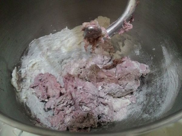 除糖水和抹醬的材料外，其他材料放入攪拌缸，攪拌成團