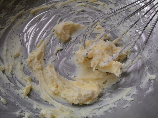 鬆弛過程，準備抹醬。將奶油起司與糖打到鬆軟，放一旁備用