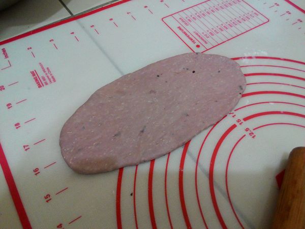 麵團鬆弛好後，桿成牛舌餅狀