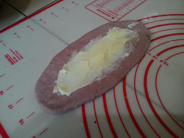 抹上乳酪抹醬，麵皮四邊不要抹，以免桿卷時無法捏緊